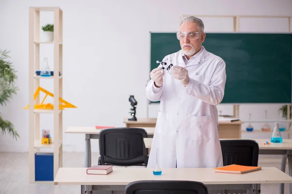 Старий вчитель хімії чоловічої статі в класі — стокове фото