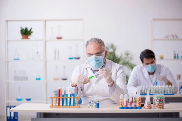 Два хіміки-чоловіки в концепції синтезу наркотиків в лабораторії — стокове фото