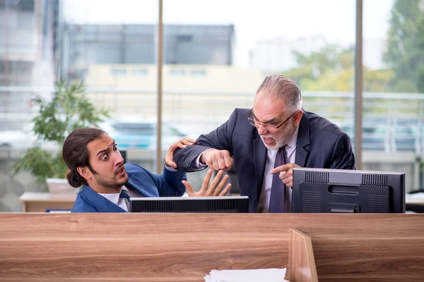 Dos empleados de negocios que trabajan en la oficina —  Fotos de Stock