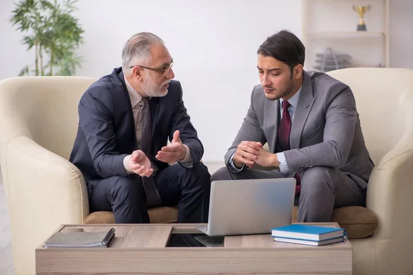 Deux hommes d'affaires discutent du projet sur le lieu de travail — Photo
