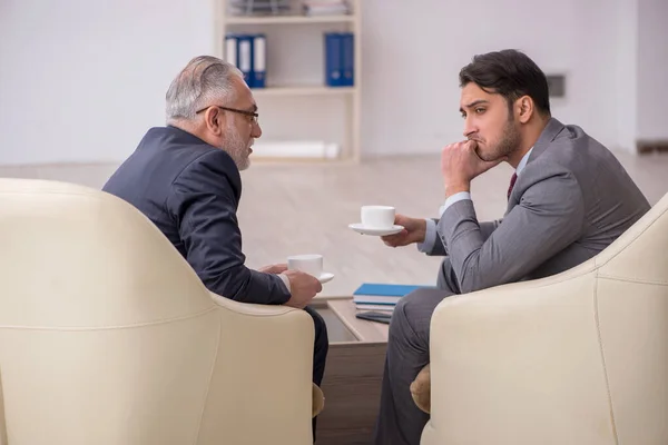 Két üzletember a munkahelyi projektről tárgyal. — Stock Fotó