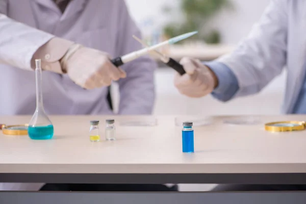 Twee mannelijke chemici werken in het lab tijdens een pandemie. — Stockfoto