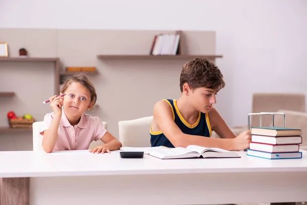 Schooljongen en zijn zusje blijven thuis tijdens de pandemie — Stockfoto