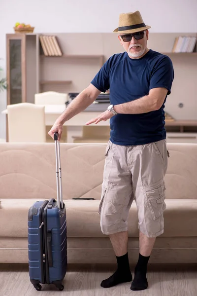 Old man preparing for trip at home — Stock Photo, Image