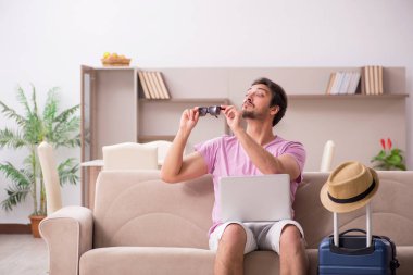 Genç adam eve gitmeye hazırlanıyor.