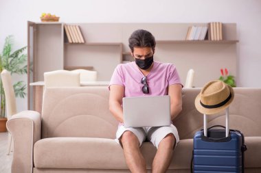 Genç adam salgın sırasında eve gitmeye hazırlanıyor.