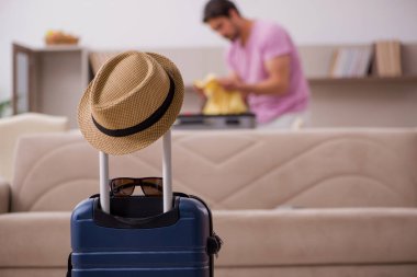 Genç adam eve gitmeye hazırlanıyor.