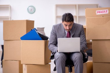 Taşınma konseptinde çalışan genç bir erkek.