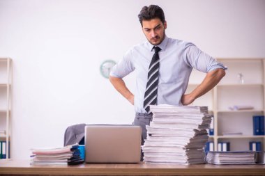 Genç işadamı ofisteki aşırı işten memnun değil.