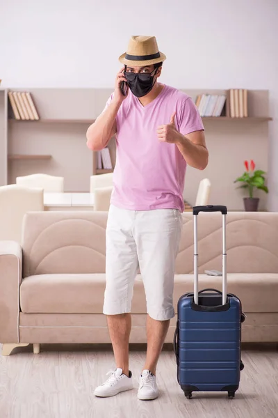 Joven preparándose para el viaje a casa durante la pandemia — Foto de Stock