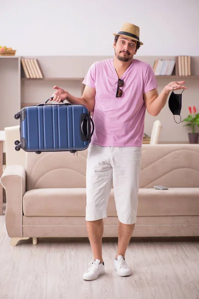 Jovem se preparando para a viagem em casa durante a pandemia — Fotografia de Stock