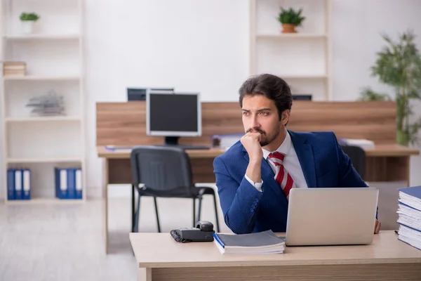 Jeune employé masculin travaillant au bureau — Photo