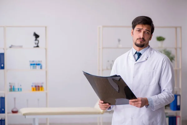 Junge Ärztin arbeitet in der Klinik — Stockfoto