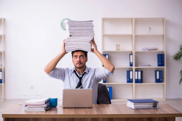 Giovane imprenditore dipendente infelice con il lavoro eccessivo in ufficio — Foto Stock