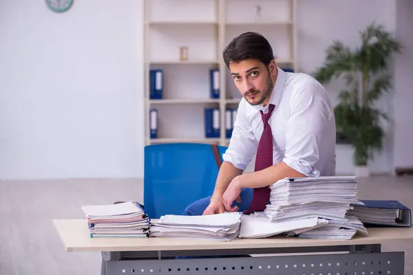 Empleado joven empresario descontento con el trabajo excesivo en la oficina — Foto de Stock