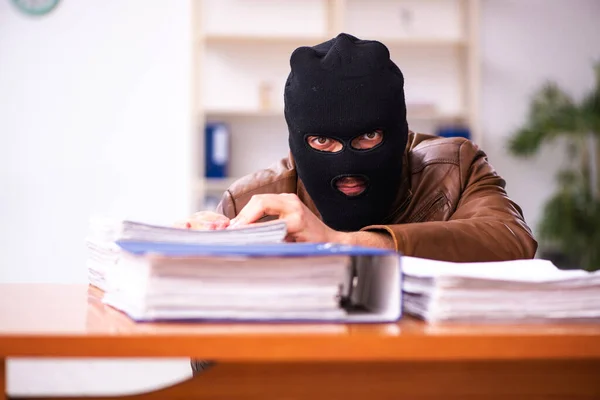 Jovem em Balaclava a roubar informações do escritório — Fotografia de Stock