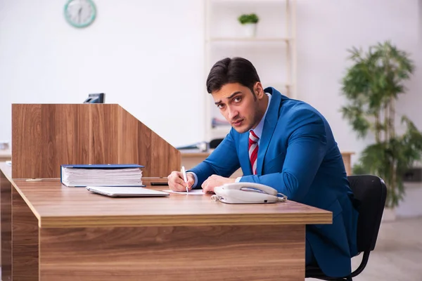 Jovem empresário empregado que trabalha no escritório — Fotografia de Stock