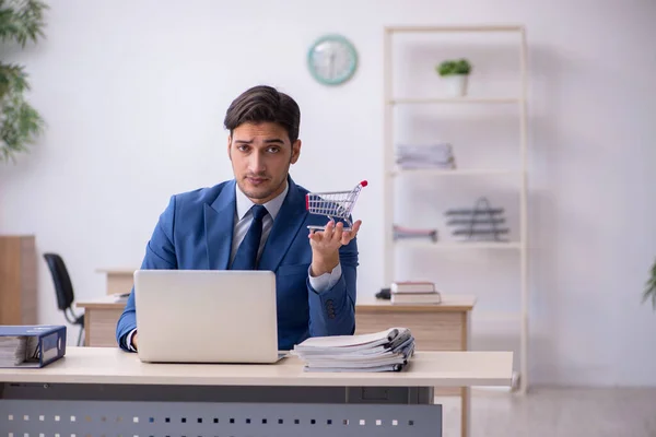 Jeune employé masculin assis dans le bureau — Photo