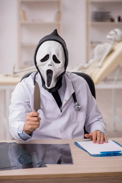 Diavolo medico che lavora in clinica — Foto Stock