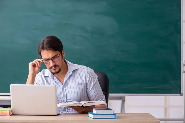 Jovem professor do sexo masculino em conceito telestudando — Fotografia de Stock