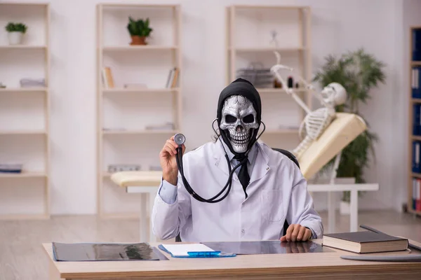 Diabeł lekarz pracujący w klinice — Zdjęcie stockowe