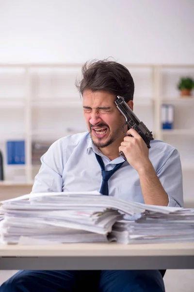 Ung manlig anställd missnöjd med överdrivet arbete på kontoret — Stockfoto