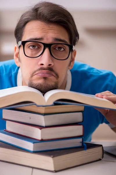 Giovane studente maschio che studia a casa — Foto Stock