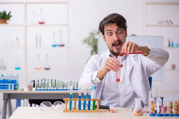 Joven químico masculino en concepto de síntesis de fármacos — Foto de Stock