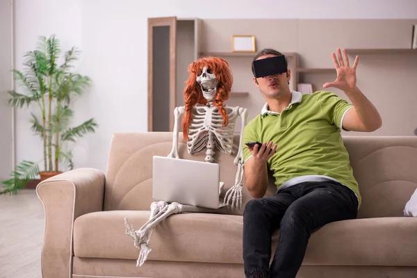 Jeune homme avec squelette féminin dans le concept de réalité virtuelle — Photo