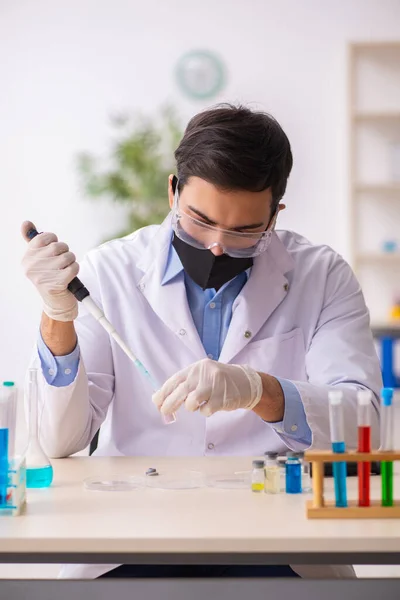 Junger Chemiker arbeitet während der Pandemie im Labor — Stockfoto