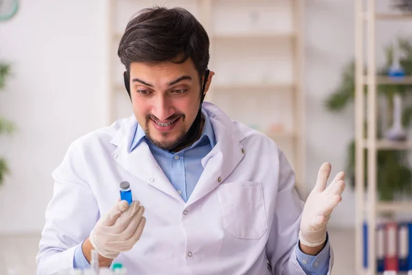 Jovem químico do sexo masculino que trabalha no laboratório — Fotografia de Stock