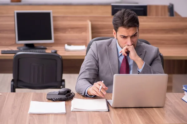 Empleado joven empresario que trabaja en la oficina —  Fotos de Stock