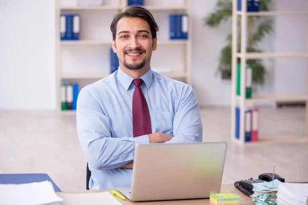 Jeune employé masculin et trop de travail au bureau — Photo