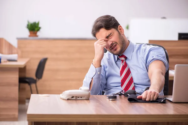 Giovane dipendente maschio affetto da ipertensione sul posto di lavoro — Foto Stock