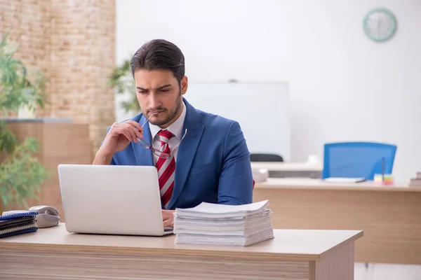 Jovem empregado atraente que trabalha no escritório — Fotografia de Stock