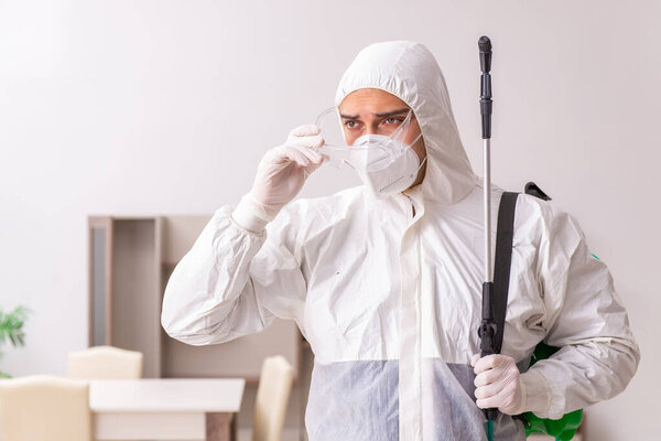 Молодой подрядчик занимается борьбой с вредителями дома