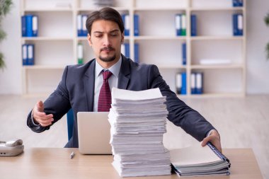 Ofiste çalışan genç bir erkek.