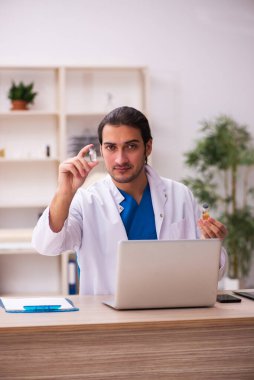 Aşı konseptinde genç bir erkek doktor.