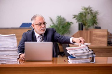 Eski erkek çalışanım ve ofiste çok işim var.