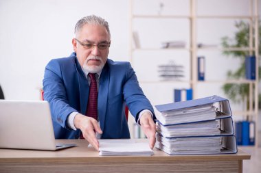 Eski erkek çalışanım ve ofiste çok işim var.