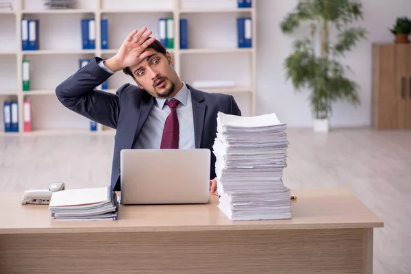 Junge männliche Angestellte im Büro — Stockfoto