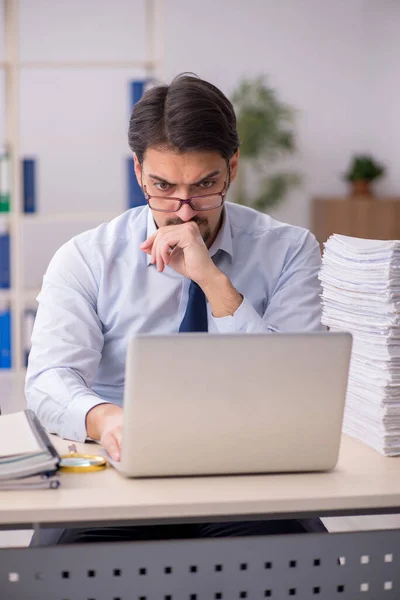 Giovane imprenditore dipendente infelice con il lavoro eccessivo nel del — Foto Stock