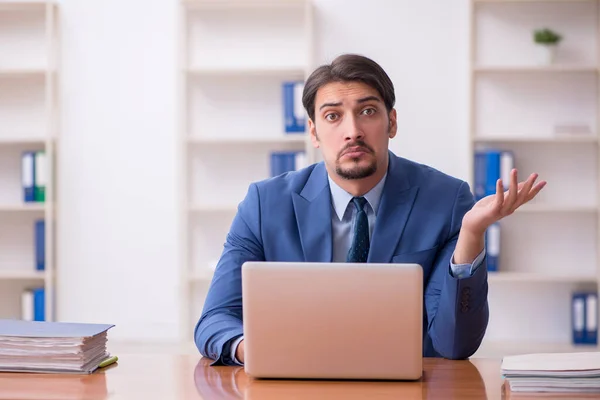 Junge kaufmännische Angestellte im Büro — Stockfoto