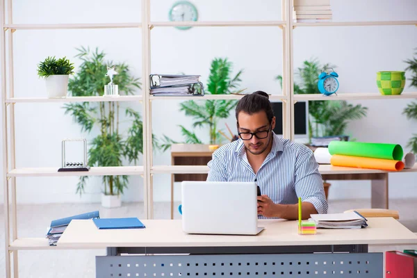 Junge männliche Angestellte im Büro — Stockfoto