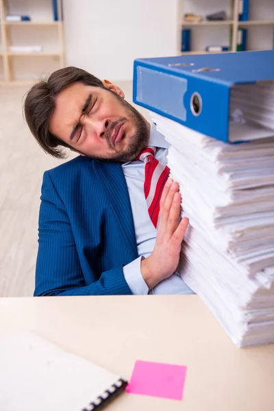 Молодой бизнесмен недоволен чрезмерной работой в офисе — стоковое фото
