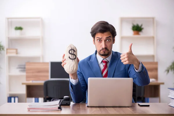 Joven trabajador masculino en concepto de remuneración en el lugar de trabajo —  Fotos de Stock