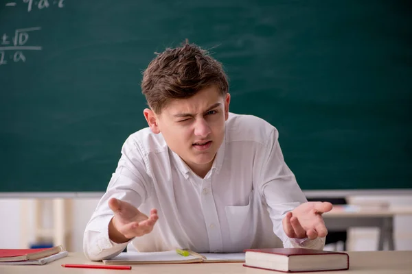 Pojken sitter i klassen — Stockfoto