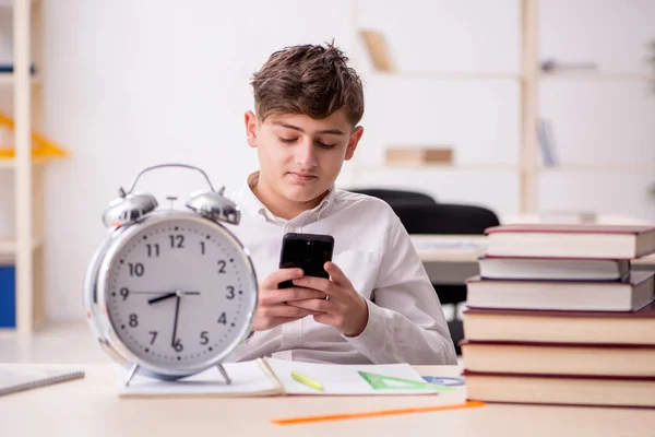 Alumno masculino en concepto de gestión del tiempo — Foto de Stock