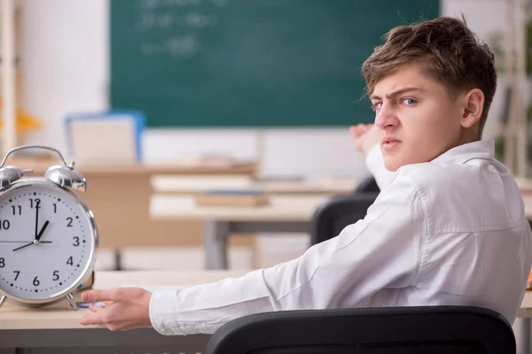 Alumno masculino en concepto de gestión del tiempo — Foto de Stock