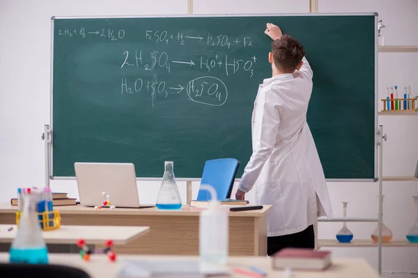 教室で化学を勉強する学童 — ストック写真